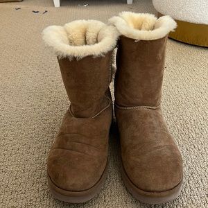 Light Brown UGG boots with bows
